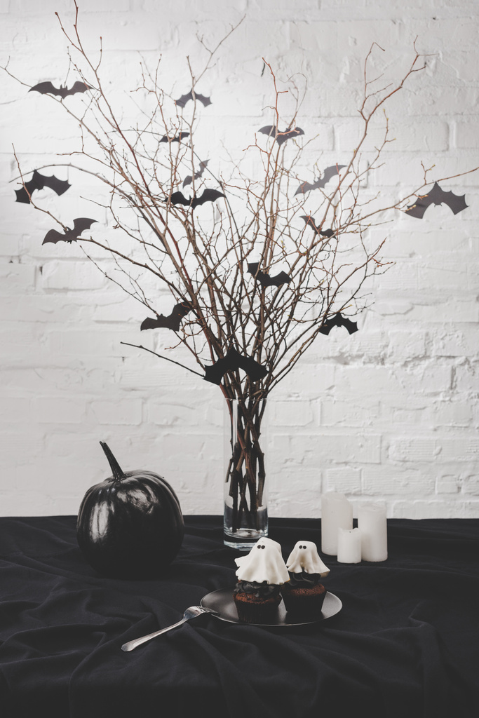 décorations d'Halloween et cupcakes
  - Photo, image