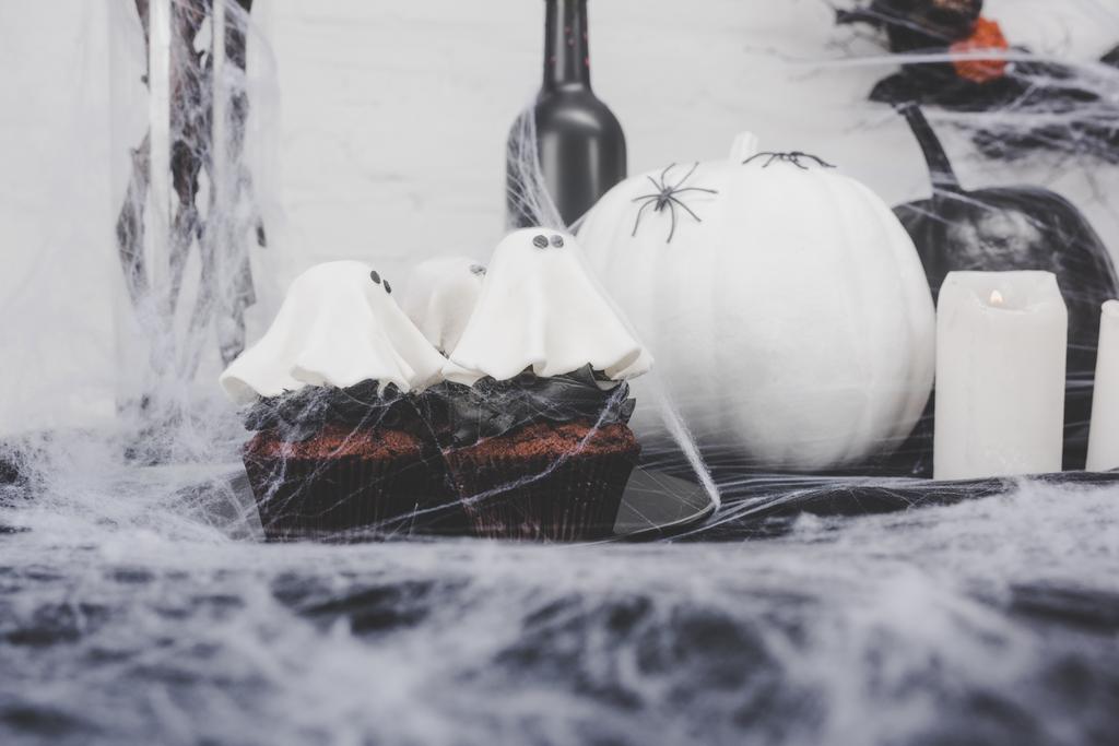 ハロウィーンのカップケーキとデコレーション - 写真・画像