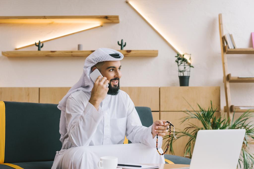 hombre de negocios musulmán hablando por teléfono
 - Foto, Imagen