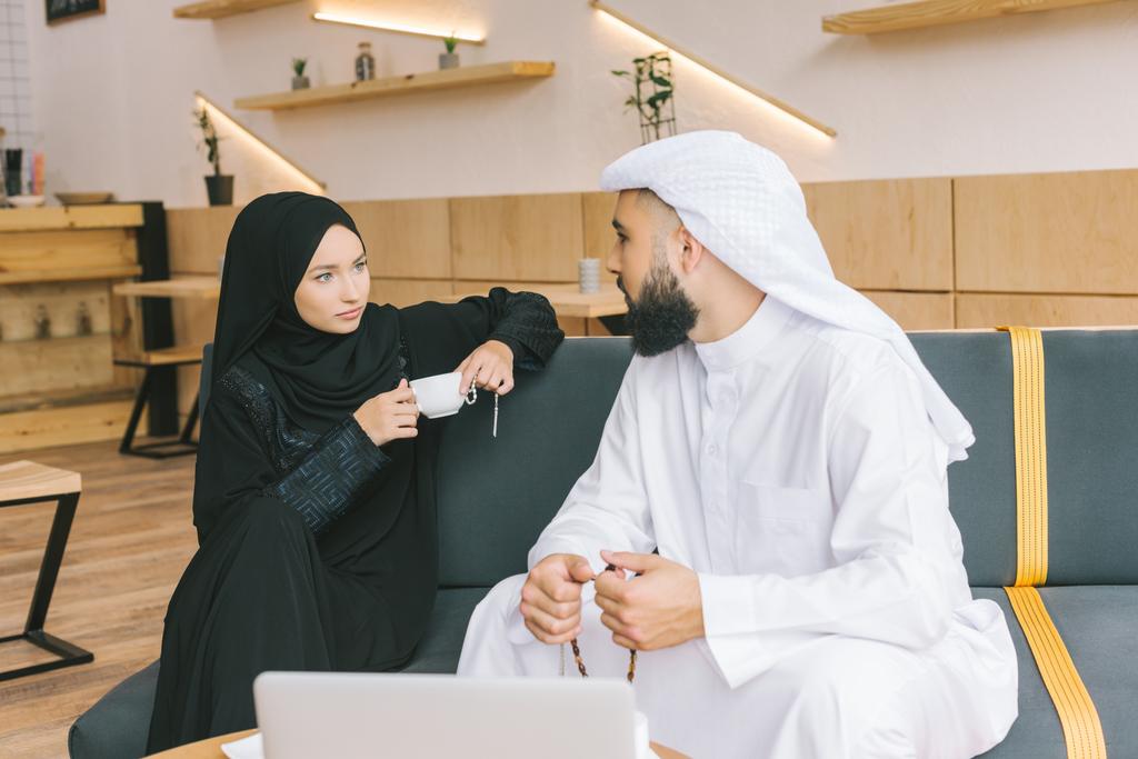 pareja musulmana pasar tiempo en la cafetería
 - Foto, imagen