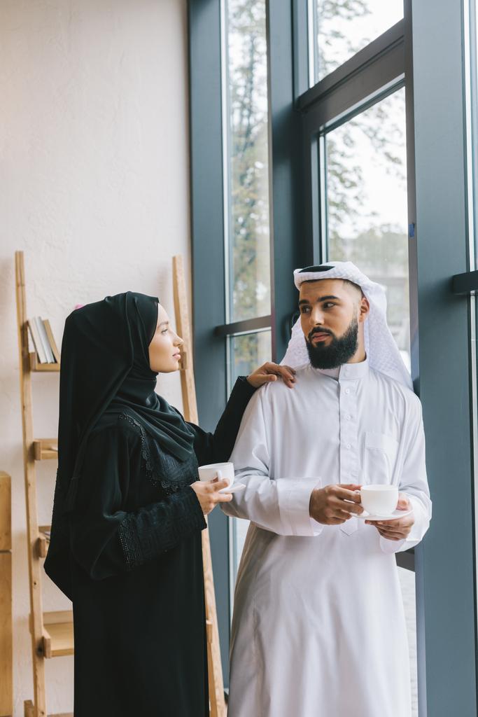 Мусульманская пара пьет кофе
 - Фото, изображение