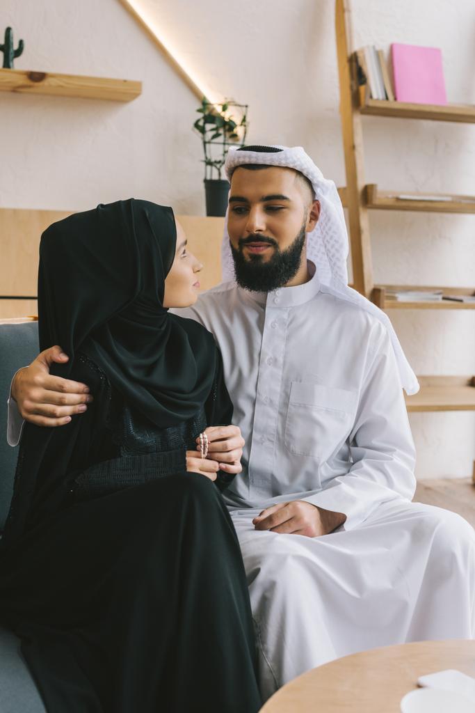 abbracciando coppia musulmana
 - Foto, immagini