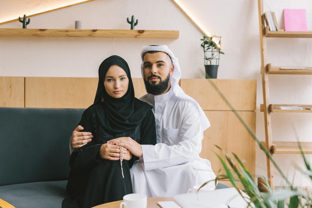 coppia musulmana abbracciando
 - Foto, immagini
