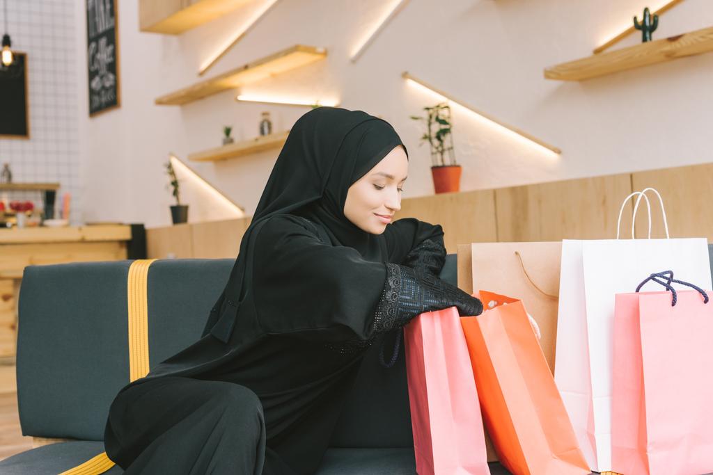 femme musulmane avec des sacs à provisions
 - Photo, image