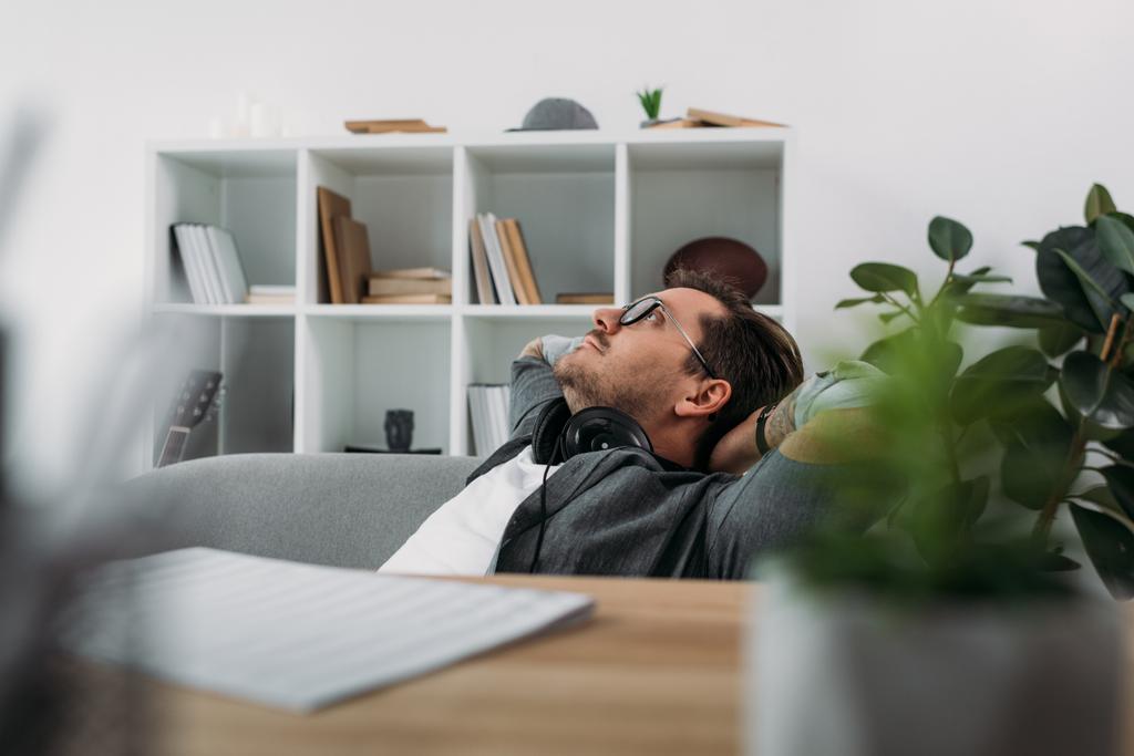 relaksujące człowieka w nowoczesnym biurze - Zdjęcie, obraz