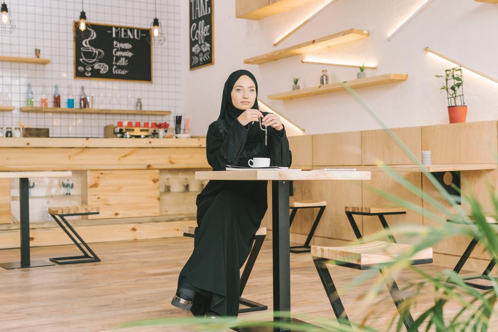 Tespih kafede Müslüman kadınla - Fotoğraf, Görsel