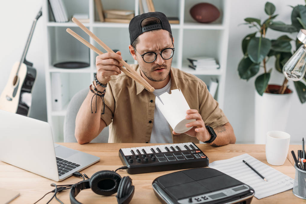 musicista mangiare cibo cinese con bacchette
 - Foto, immagini