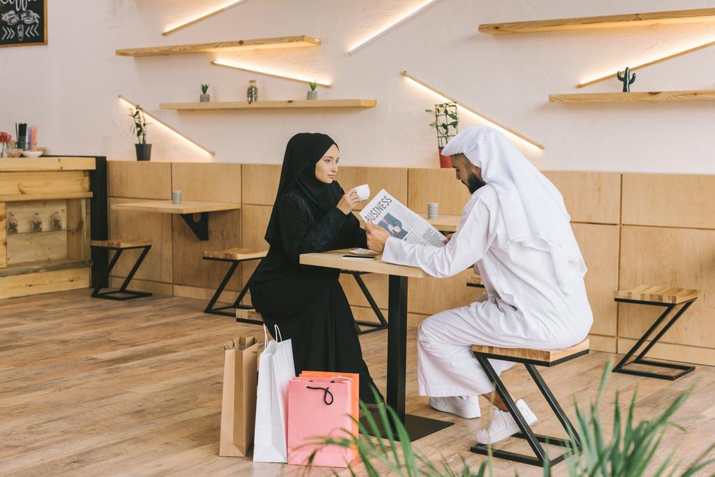 μουσουλμανική ζευγάρι που αφιερώνουν χρόνο στο καφενείο - Φωτογραφία, εικόνα