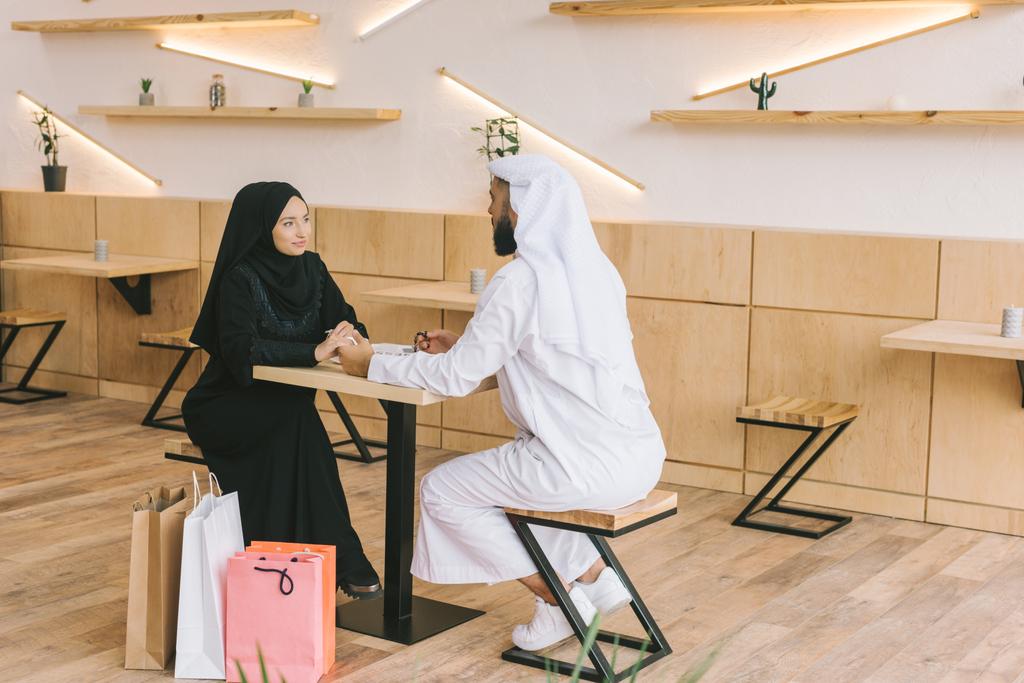 pareja musulmana pasar tiempo en la cafetería
 - Foto, Imagen