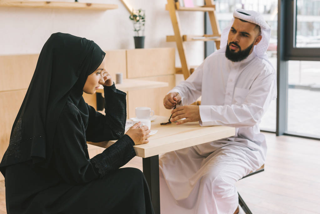 μουσουλμανική ζευγάρι έχοντας επιχείρημα σε καφετέρια - Φωτογραφία, εικόνα