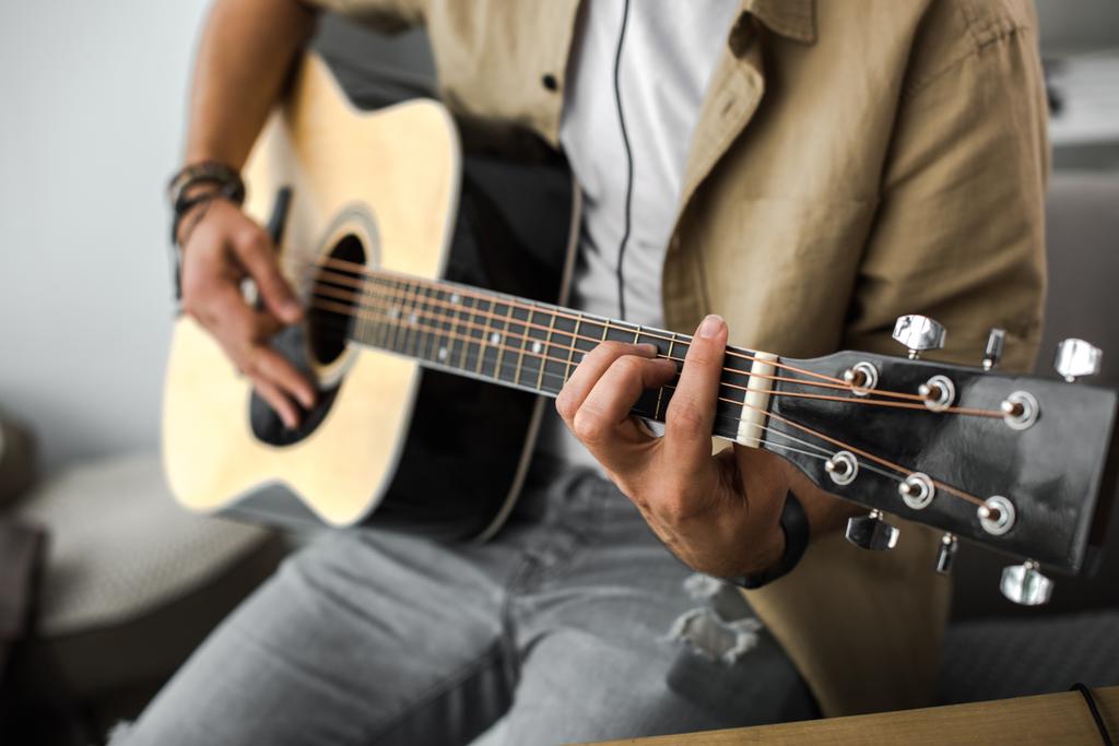 чоловік грає гітара
 - Фото, зображення