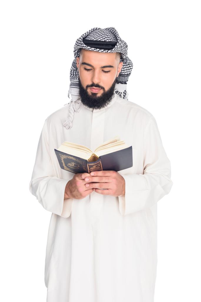 Moslim die de koran leest - Foto, afbeelding