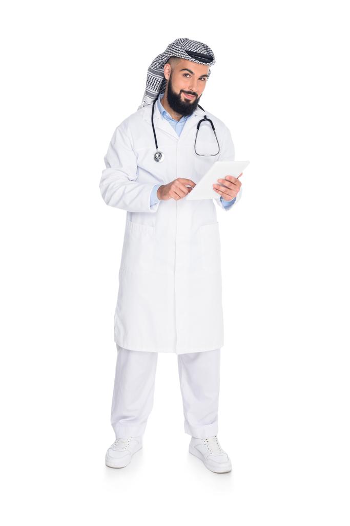 мусульманський лікар використовує планшет
 - Фото, зображення