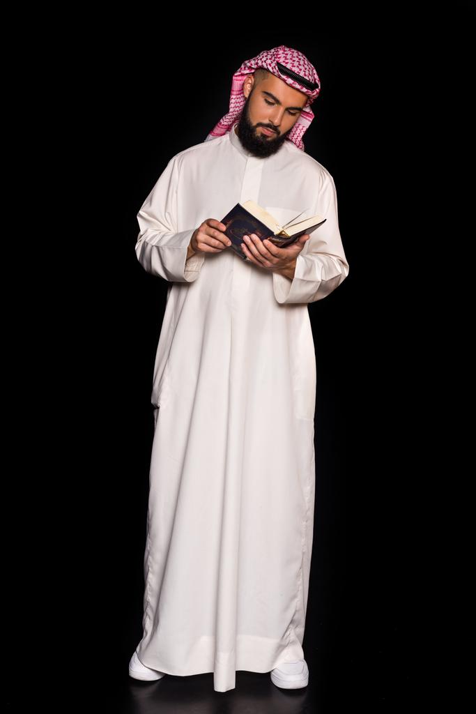 Homem muçulmano lendo Alcorão - Foto, Imagem