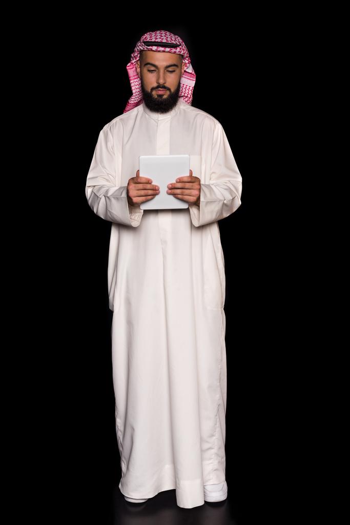 デジタル タブレットとイスラム教徒の男 - 写真・画像