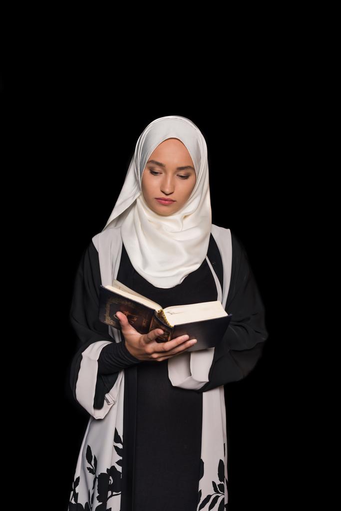 イスラム教徒の女性の読書コーラン - 写真・画像