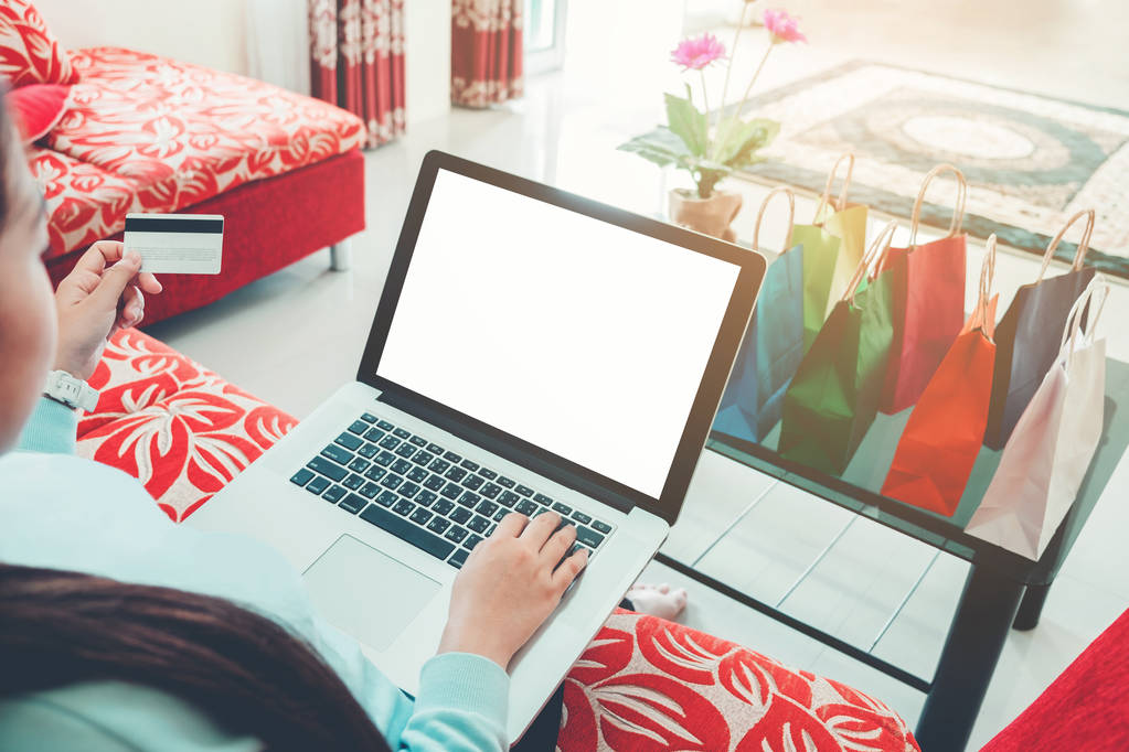 Kobieta, zakupy w Internecie za pomocą laptopa z pusty ekran, kredyt samochód - Zdjęcie, obraz
