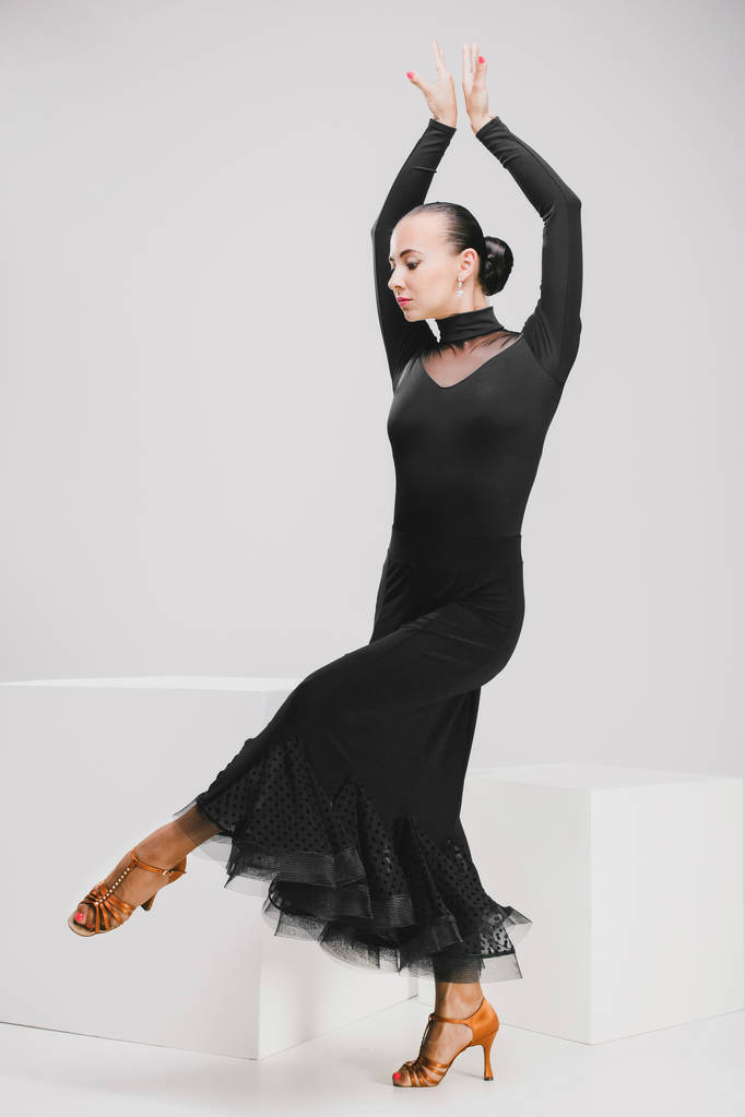 mignonne femme en robe noire dansant en studio
 - Photo, image