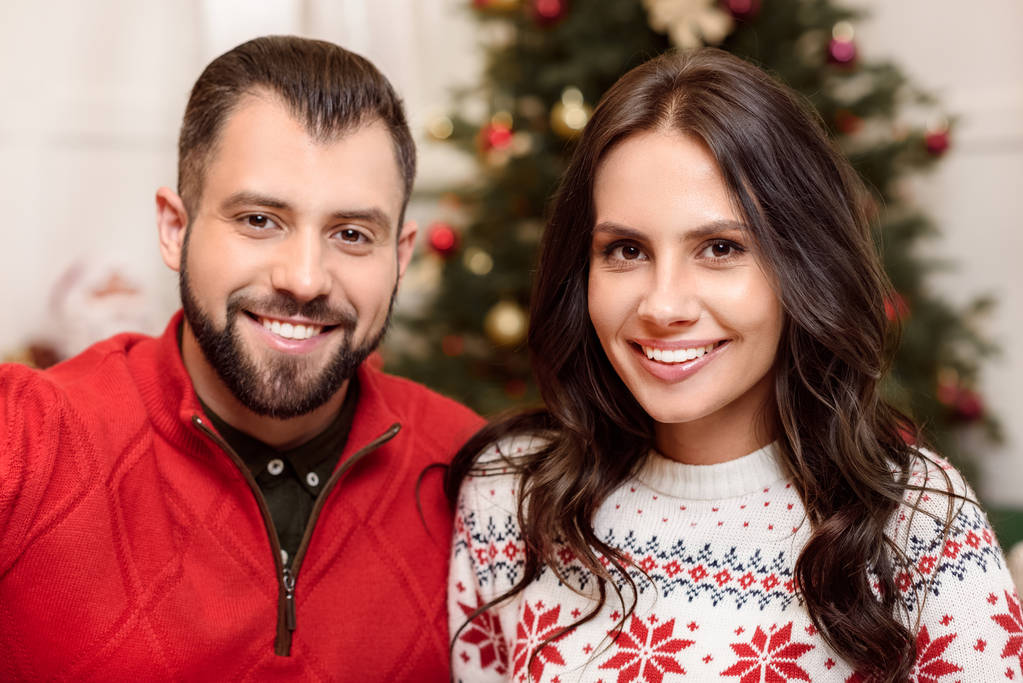 glückliches Paar zur Weihnachtszeit - Foto, Bild