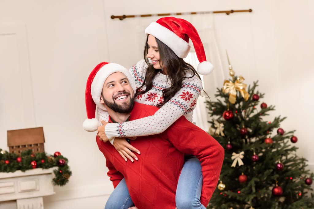 glückliches Paar in Weihnachtsmützen - Foto, Bild