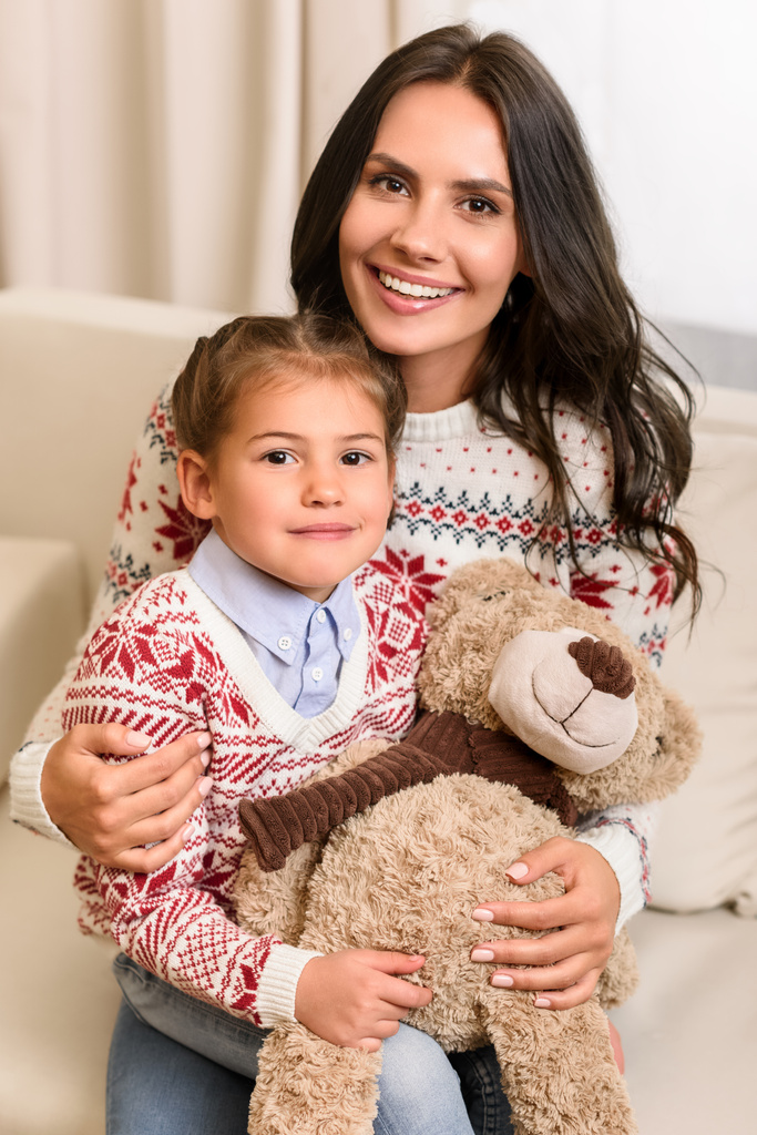 Mutter und Tochter mit Teddybär - Foto, Bild