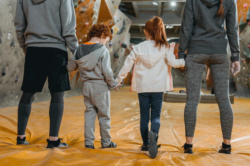 сім'я тримає руки в спортзалі
 - Фото, зображення