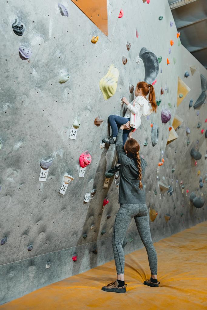 Küçük kız saplar ile duvar tırmanışı - Fotoğraf, Görsel