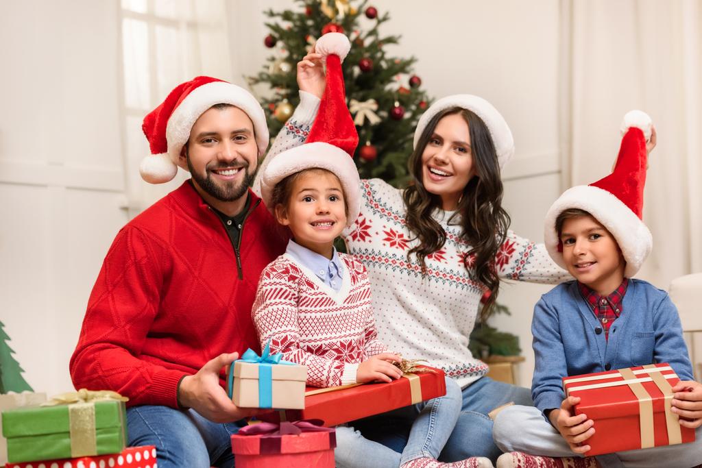Famille avec cadeaux de Noël - Photo, image