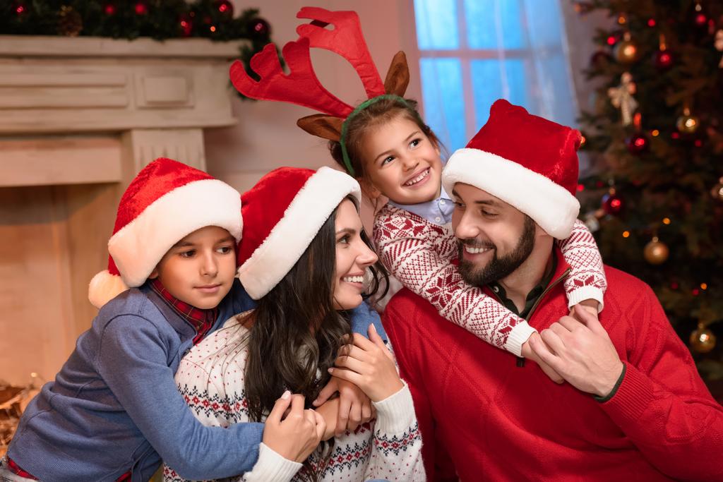 Família feliz em chapéus de Santa - Foto, Imagem
