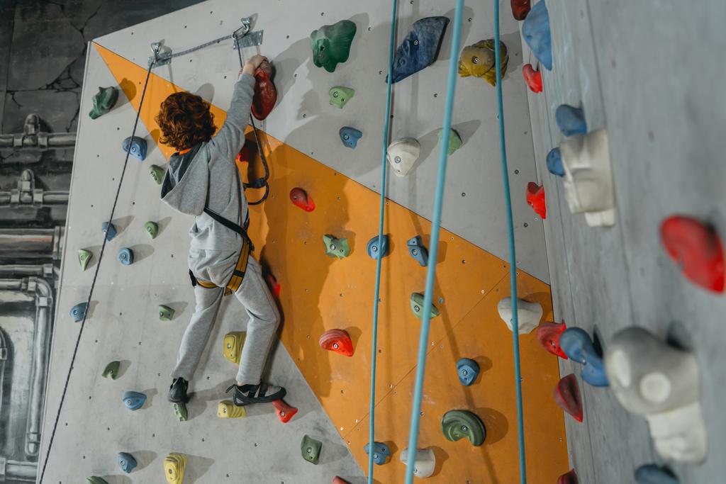 malý chlapec, lezecká stěna s úchyty - Fotografie, Obrázek