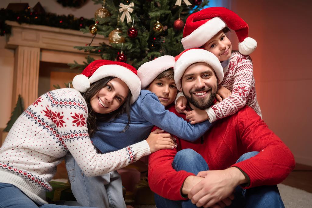 Familia feliz en los sombreros de Santa - Foto, imagen