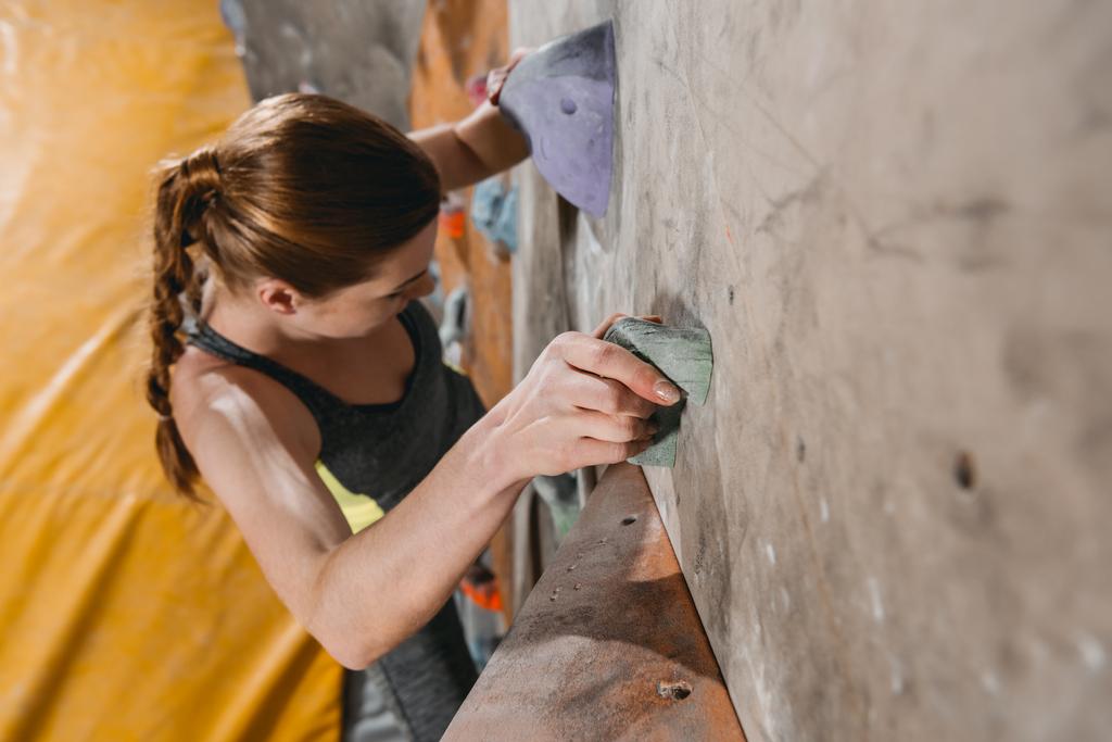 parete da arrampicata donna con impugnature
 - Foto, immagini