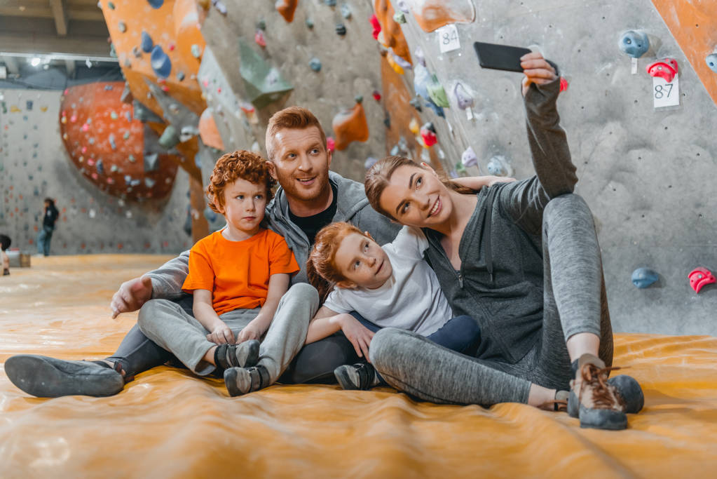 Família tirando selfie no ginásio
 - Foto, Imagem