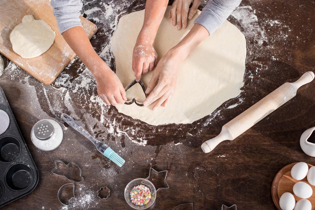 familia cortar la galleta
 - Foto, imagen