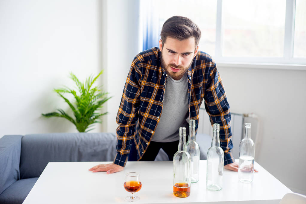 Hombre adicto al alcohol
 - Foto, Imagen