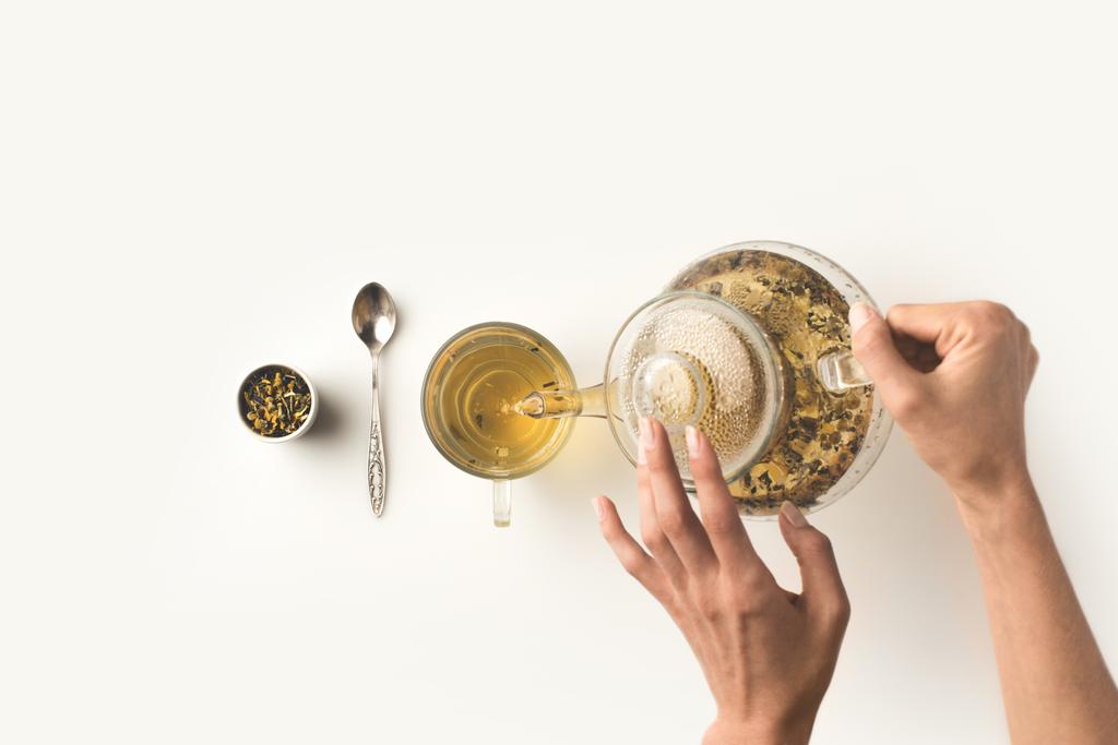 άτομο ρίχνει τσάι από βότανα - Φωτογραφία, εικόνα