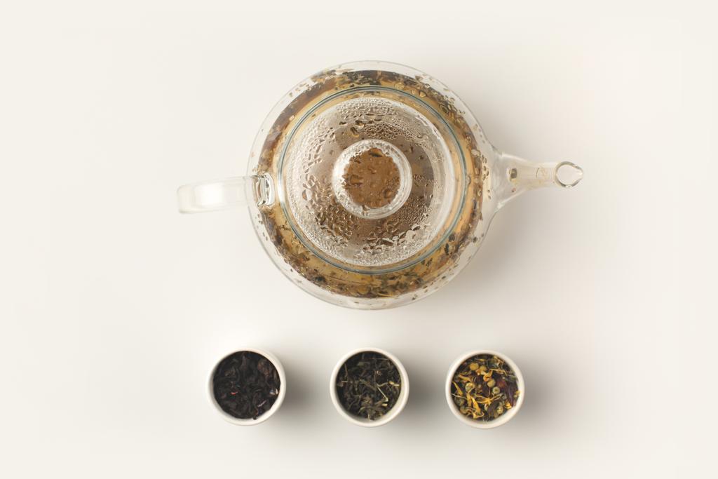 kruiden thee in glazen theepot - Foto, afbeelding