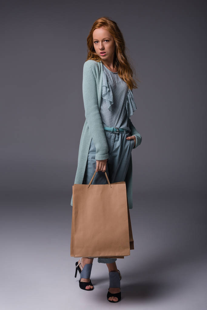 menina elegante com sacos de compras
 - Foto, Imagem