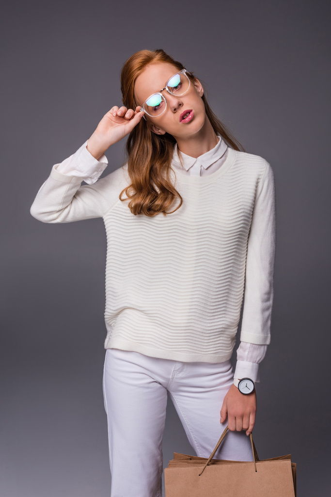 Tyttö silmälasit kanssa ostoskassit
 - Valokuva, kuva