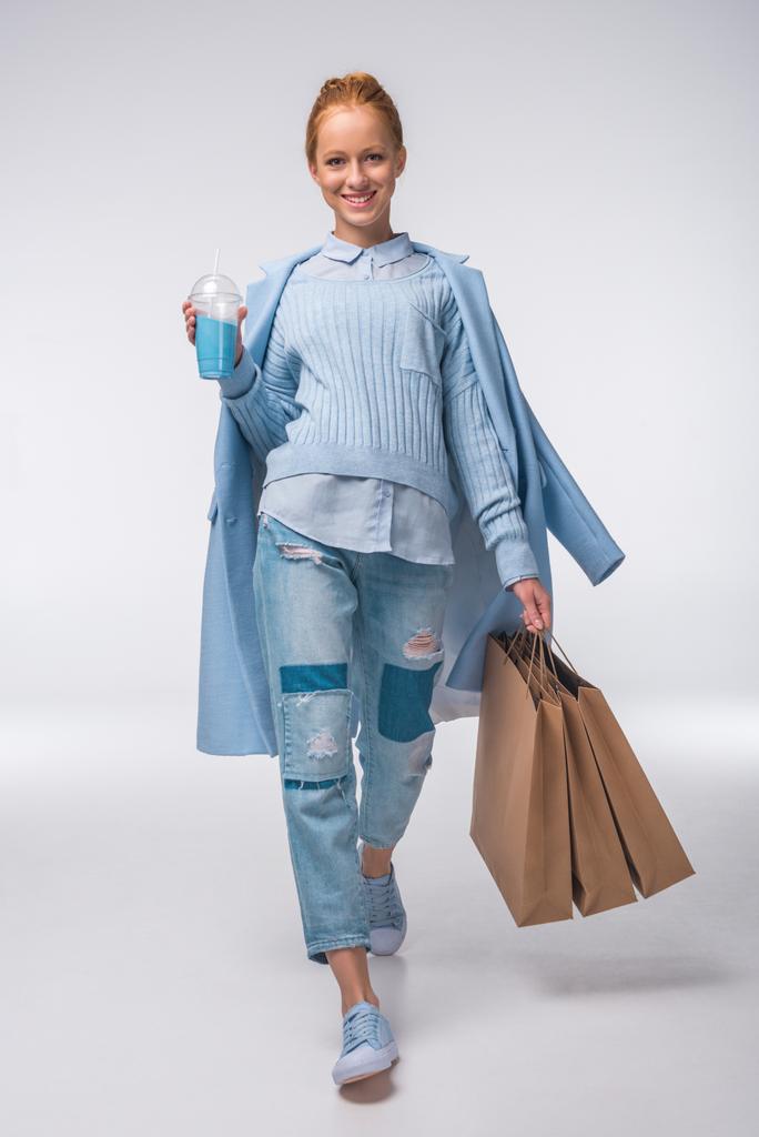 chica en azul con bolsas de compras
 - Foto, Imagen