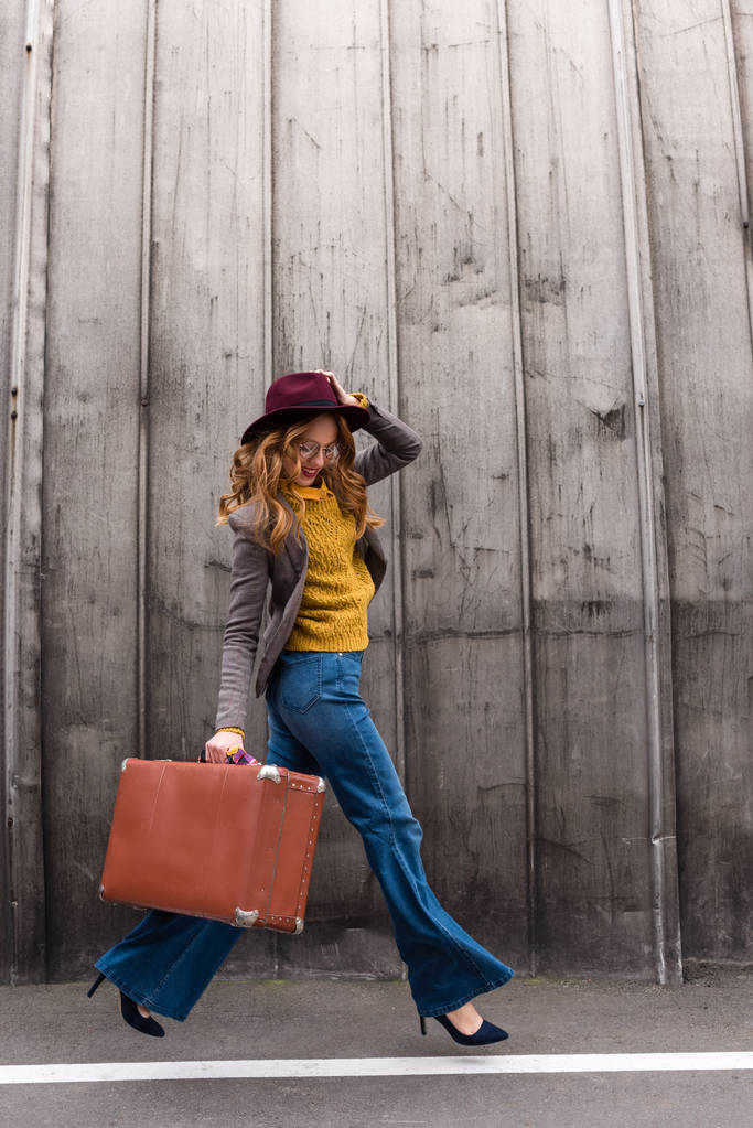 стильная девушка с чемоданом
 - Фото, изображение