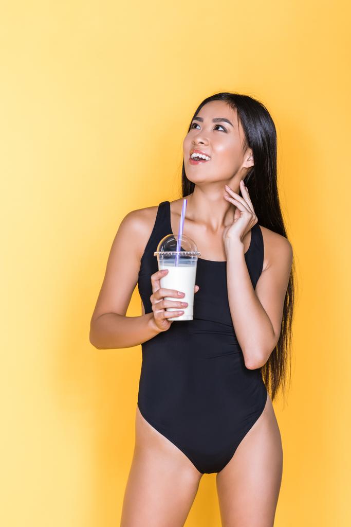 Vrouw in zwembroek holding milkshake - Foto, afbeelding
