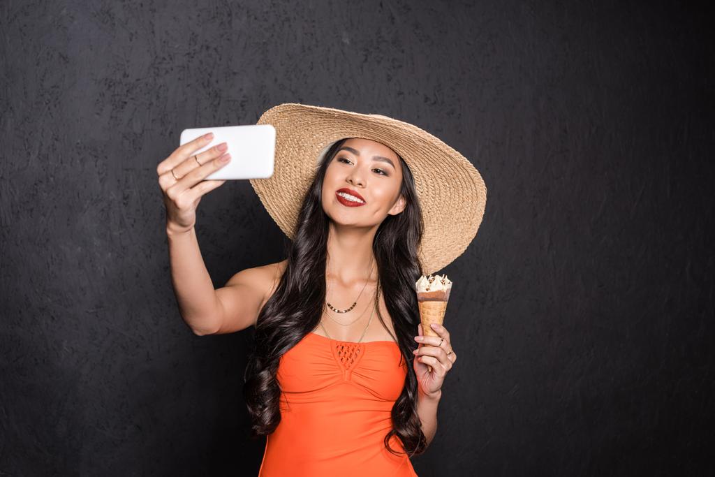 Frau hält Eis in der Hand und macht Selfie - Foto, Bild