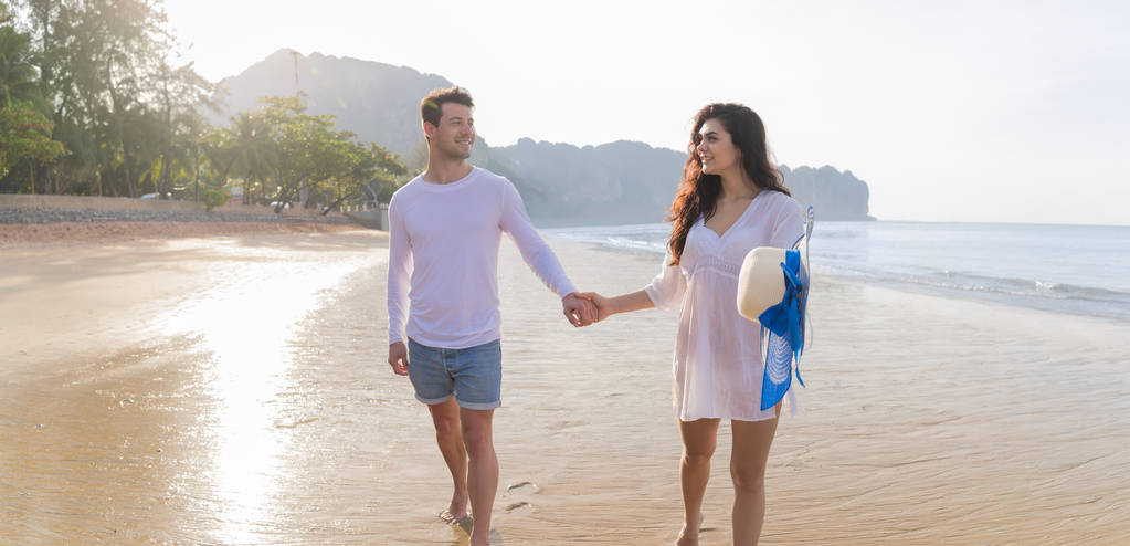 Couple sur la plage vacances d'été, Belles jeunes gens heureux dans l'amour marche, Homme femme sourire tenant la main
 - Photo, image