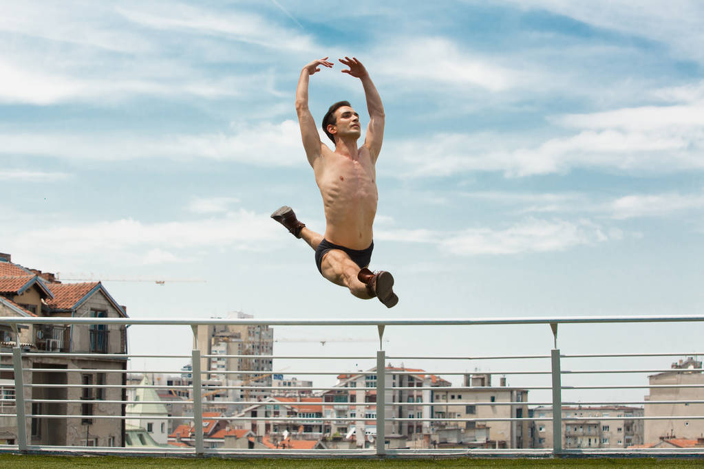 Actuación de bailarín masculino en la ciudad
 - Foto, Imagen