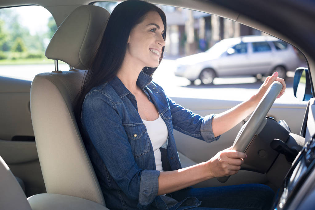 Iloinen positiivinen nainen nauttii ajamisesta
 - Valokuva, kuva