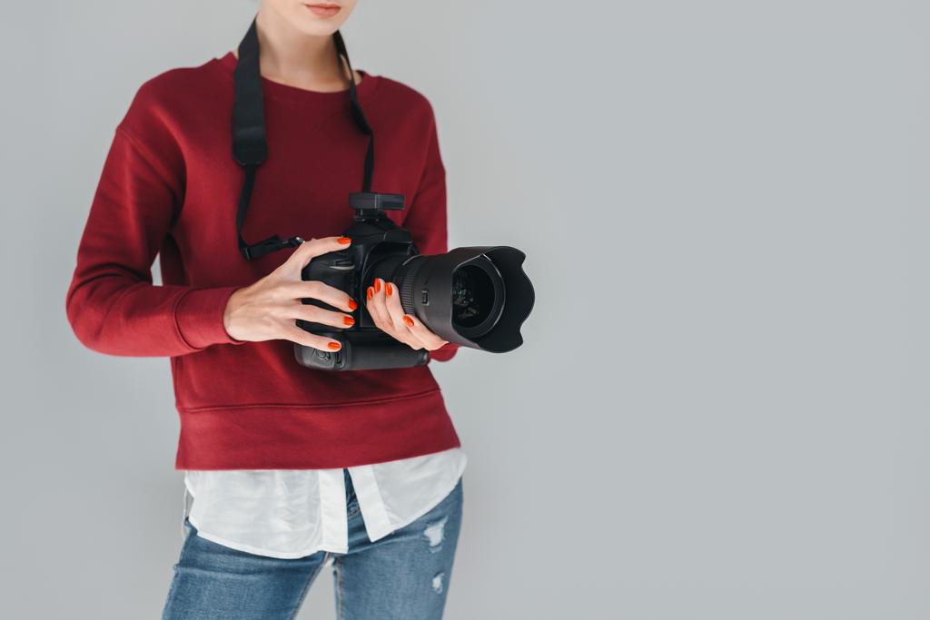 γυναίκα φωτογράφος με ψηφιακή φωτογραφική μηχανή - Φωτογραφία, εικόνα