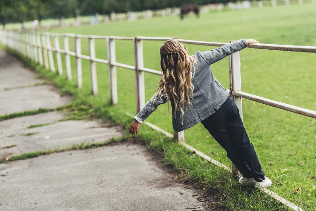 gyermek séta a kerítés - Fotó, kép