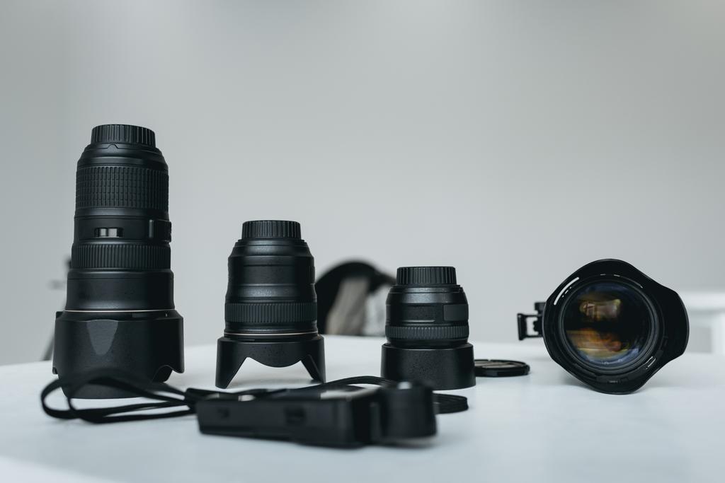 lentes e medidor de luz
  - Foto, Imagem