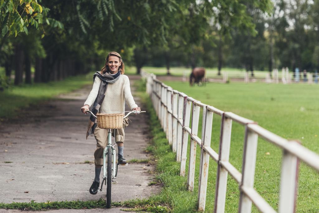 женщина на велосипеде - Фото, изображение